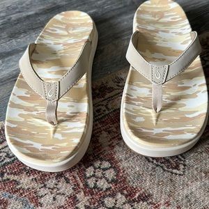 Olukai flip flops 8 Never worn